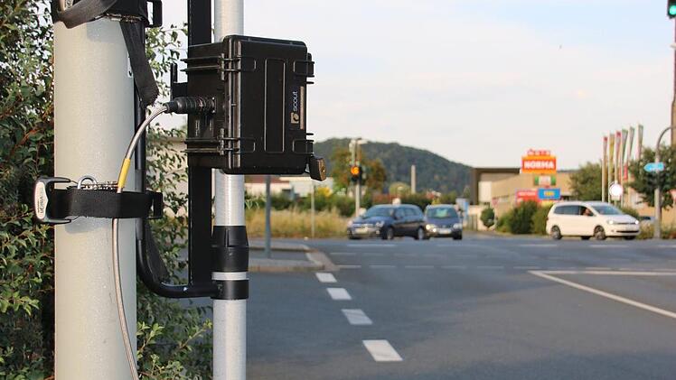 So sehen die Anlagen aus, die an Straßenlaternen und Ampeln festgemacht sind, um die Verkehrsströme im Stadtgebiet digital zu ermitteln. Foto: Alexander Hartmann