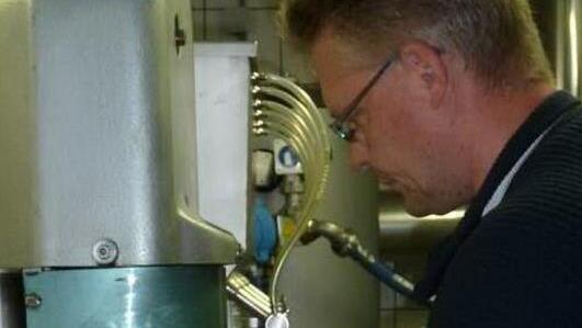 Vorsitzender Matthias Fischer f&uuml;llt den Apfelsaft in Flaschen ab.