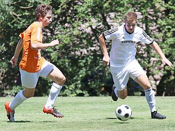 Den TSV Westheim mit Julian Langer (rechts) und den SV Rapid Ebelsbach mit Lorenz Dietz trennen k&uuml;nftig vier Ligen.  Foto: Ralf Naumann