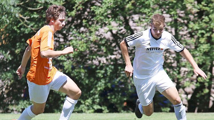 Den TSV Westheim mit Julian Langer (rechts) und den SV Rapid Ebelsbach mit Lorenz Dietz trennen k&uuml;nftig vier Ligen.  Foto: Ralf Naumann