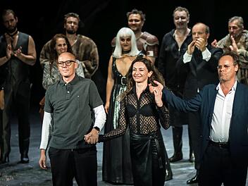Reichlich Applaus gab es für die "Rheingold"-PRemiere am Landestheater Coburg - auch für das Inszenierungsteam mit Regisseur und Bühnenbildner Alexander Müller-Elmau, Kostümbildnerin Julia Kaschlinski und Lichtdesigner Markus Stretz (vorne von rechts).Foto: Jochen Berger
