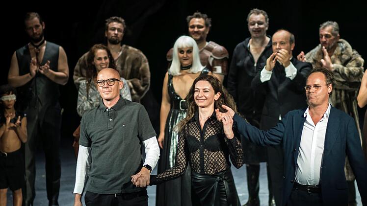 Reichlich Applaus gab es für die "Rheingold"-PRemiere am Landestheater Coburg - auch für das Inszenierungsteam mit Regisseur und Bühnenbildner Alexander Müller-Elmau, Kostümbildnerin Julia Kaschlinski und Lichtdesigner Markus Stretz (vorne von rechts).Foto: Jochen Berger