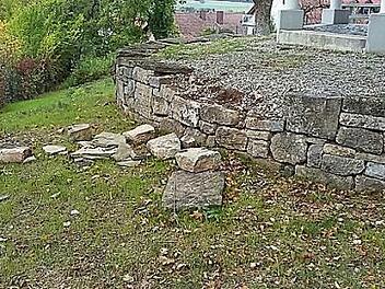 Die Trockenmauer wurde zerstört.  Foto: Luise Meyer-Bieber