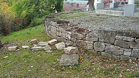 Die Trockenmauer wurde zerstört.  Foto: Luise Meyer-Bieber
