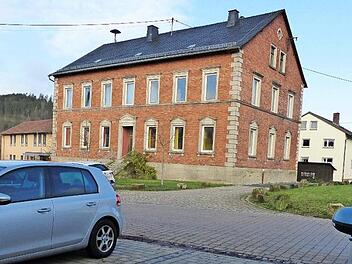 Nachdem die Parkplatzsituation im oberen Dorf entsch&auml;rft wurde, geht es im kommenden Jahr um eine Teilsanierung des alten Schulgeb&auml;udes. Es wird eine neue Fassade, neue Fenster und eine moderne Heizung bekommen.  Foto: Klaus Stengl