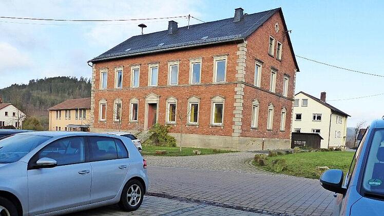 Nachdem die Parkplatzsituation im oberen Dorf entsch&auml;rft wurde, geht es im kommenden Jahr um eine Teilsanierung des alten Schulgeb&auml;udes. Es wird eine neue Fassade, neue Fenster und eine moderne Heizung bekommen.  Foto: Klaus Stengl