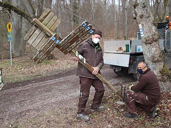 Wie hier am Klaushof entfernen derzeit Andreas Schreiner (links) und Camillo Floth von der G&auml;rtnerei des Staatsbades etwa 200 alte Wegweiser entlang der Wanderwege in und um Bad Kissingen. Ab dieser  Woche werden die Strecken neu beschildert.   Foto:  Thomas Pfeuffer