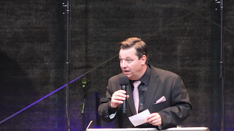 Enrico Delamboye bewies Conferencier-Qualitäten: Er führte auf äußerst unterhaltsame Weise durchs Programm und erweckte die klassische Musik zum Leben. Foto: Sonny Adam