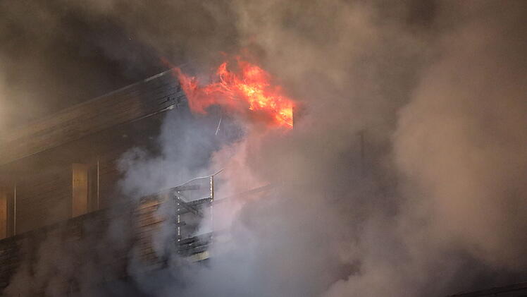 Feuerinferno in Neujahrsnacht: "Meterhohe Flammen" schlagen aus Ansbacher Mehrfamilienhaus