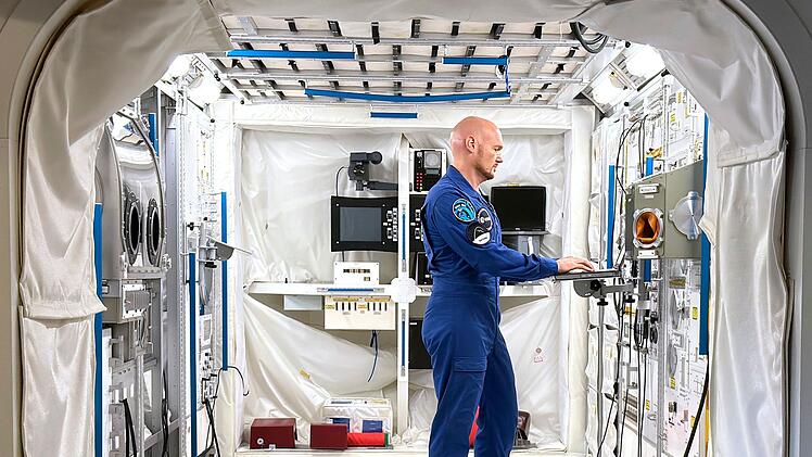 Der Astronaut Alexander Gerst trainiert im Europ&auml;ischen Astronautenzentrum in K&ouml;ln wichtige Abl&auml;ufe und Handgriffe f&uuml;r einen m&ouml;glichen Einsatz im All.