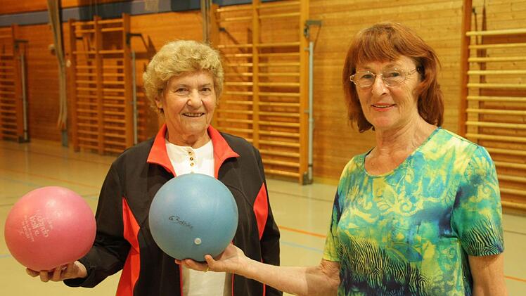 Die fleißigste Schülerin von Gerlinde Bethke (rechts) ist vielleicht Barbara Schreier. Im Trainingsanzug sieht sie  zehn Jahre jünger aus: "Ich bin 86 Jahre alt", sagt die Höchstadterin. Sie strahlt. "Wahnsinn, wie die mitmacht", lobt Bethke.