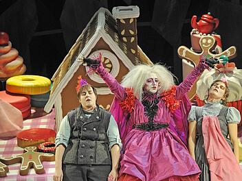In den Fängen der Knusperhexe (Dirk Mestmacher): Kora Pavelic (....) als Hänsel und Anna Gütter als Gretel in der Neuinszenierung von Humperdincks Märchenoper am Landestheater Coburg.  Fotos: Andrea Kremper