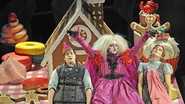 In den Fängen der Knusperhexe (Dirk Mestmacher): Kora Pavelic (....) als Hänsel und Anna Gütter als Gretel in der Neuinszenierung von Humperdincks Märchenoper am Landestheater Coburg.  Fotos: Andrea Kremper
