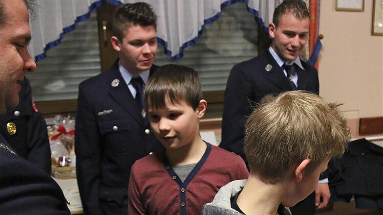 Mit traditionellem Handschlag begrüßten der Kommandant und die Vorsitzenden den Neuzugang für die Jugendfeuerwehr.