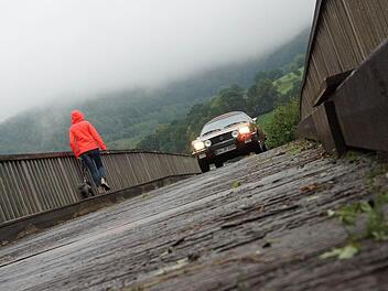 Autos - wie auf dem Bild von der Bocksbeutel-Rallye am Wochenende - können noch über die Brücke in Morlesau fahren. Für landwirtschaftliche Maschinen ist sie jedoch zu marode. Foto: Arkadius Guzy