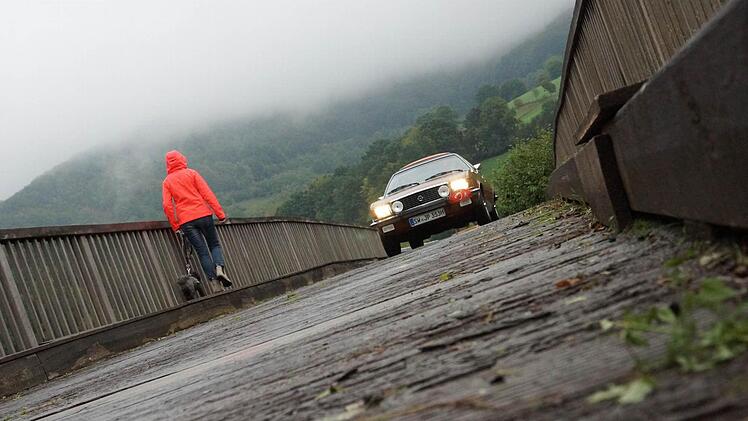 Autos - wie auf dem Bild von der Bocksbeutel-Rallye am Wochenende - können noch über die Brücke in Morlesau fahren. Für landwirtschaftliche Maschinen ist sie jedoch zu marode. Foto: Arkadius Guzy