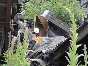 Scooby hat jemanden aufgespürt. Das war leicht, die Person lag nur zwischen, nicht unter, Trümmern. Foto: BRK