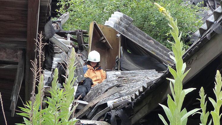 Scooby hat jemanden aufgespürt. Das war leicht, die Person lag nur zwischen, nicht unter, Trümmern. Foto: BRK