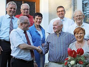 60 Jahre SPD-Mitglied: Der Thurnauer Ortsvereinsvorsitzende Günther Schölzky gratuliert SPD-Urgestein Rudi Hofmann (rechts daneben seine Frau Helga) zu seinem Jubiläum. Weiter im Bild (hinten, von links): stellvertretender SPD-Kreisvorsitzender Werner Diersch, Günther Thormeyer, SPD-Kreisvorsitzende MdL Inge Aures, SPD/OL-Fraktionsvoritzender Dietmar Hofmann und der langjährige Kulmbacher Stadt- und Kreisrat Robert Hartmann. Foto: