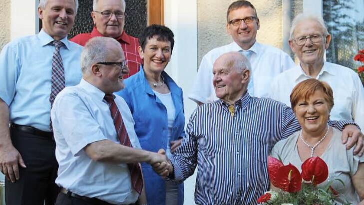 60 Jahre SPD-Mitglied: Der Thurnauer Ortsvereinsvorsitzende Günther Schölzky gratuliert SPD-Urgestein Rudi Hofmann (rechts daneben seine Frau Helga) zu seinem Jubiläum. Weiter im Bild (hinten, von links): stellvertretender SPD-Kreisvorsitzender Werner Diersch, Günther Thormeyer, SPD-Kreisvorsitzende MdL Inge Aures, SPD/OL-Fraktionsvoritzender Dietmar Hofmann und der langjährige Kulmbacher Stadt- und Kreisrat Robert Hartmann. Foto: