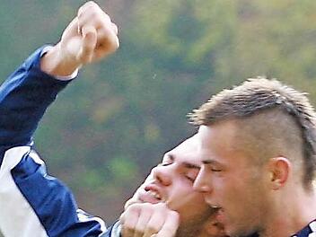 Wollen künftig wieder zusammen jubeln: Paul Scheller und Ebersdorfs Neuzugang André Meyer (rechts). Schon einmal kickten die beiden torgefährlichen Offensivspieler in einem Team - damals beim Landesligisten TSV Mönchröden (Foto). Foto: CT-Archiv