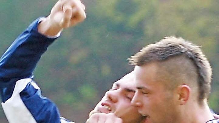 Wollen künftig wieder zusammen jubeln: Paul Scheller und Ebersdorfs Neuzugang André Meyer (rechts). Schon einmal kickten die beiden torgefährlichen Offensivspieler in einem Team - damals beim Landesligisten TSV Mönchröden (Foto). Foto: CT-Archiv