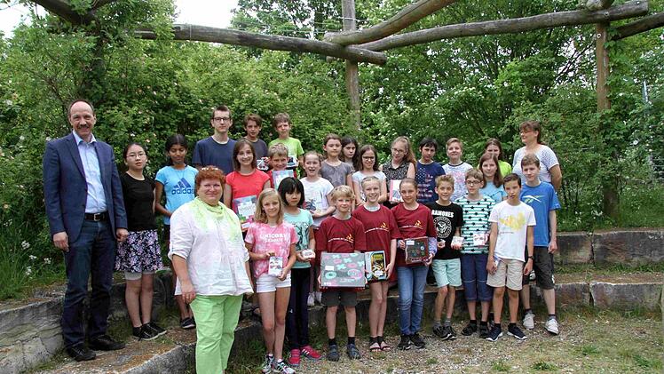 Norbert Schell (l.), Astrid Dobler und Heike Düthorn (r.) mit allen Preisträgern Foto: Richard Sänger