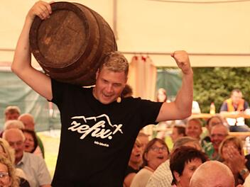 Mit einem Fass Bier auf den Schultern zieht "Da Bobbe" ins Festzelt ein. Fotos: Franz Galster