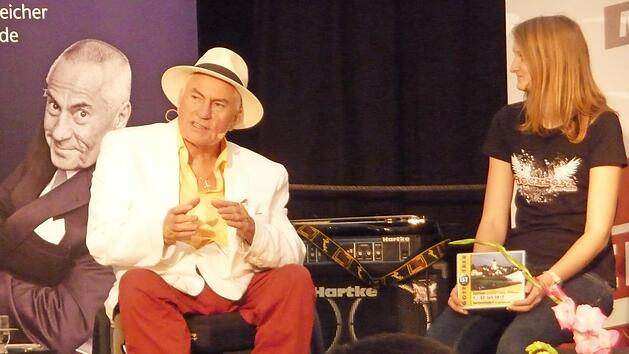 Der fr&uuml;here Trickbetr&uuml;ger Josef M&uuml;ller aus F&uuml;rstenfeldbruck beim Jugendabend, interviewt von Theresa Wahl aus Reckendorf Foto: Horst Schneider