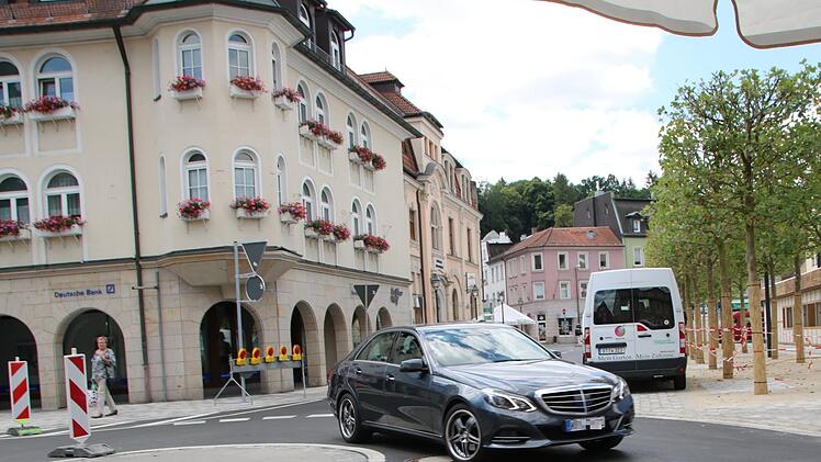 So sollte man es nicht machen. Dieser Autofahrer biegt von der Grabenstraße aus links ab, ohne den Kreis ordentlich auszufahren.Foto: Katrin Geyer