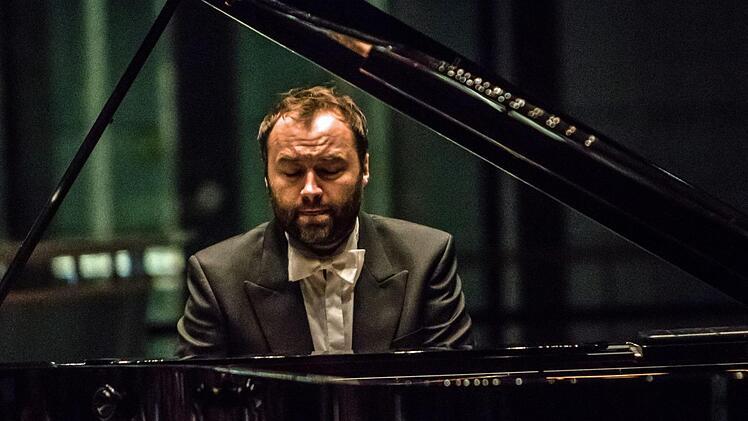 Beeindruckend: Der Pianist Piotr Salajczyk gestaltete eine außergewöhnlichen Klavierabend in Coburg.Foto: Jochen Berger