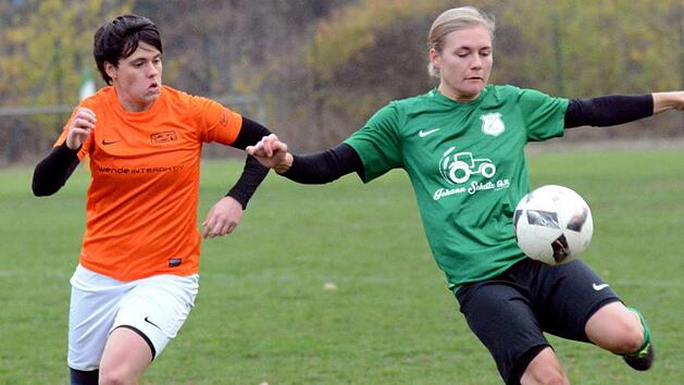 Der TSV Brand um Nicole M&auml;rz (li.) erm&ouml;glichte dem TSV Lonnerstadt (re. Julia Schwarm) die ersten drei Punkte der Bezirksoberliga-Saison.  Foto: herzopress