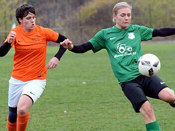 Der TSV Brand um Nicole März (li.) ermöglichte dem TSV Lonnerstadt (re. Julia Schwarm) die ersten drei Punkte der Bezirksoberliga-Saison.  Foto: herzopress