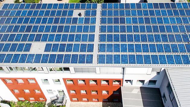 Photovoltaik auf dem Hauptgeb&auml;ude des Landratsamtes in Forchheim  Foto: PR