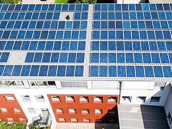 Photovoltaik auf dem Hauptgebäude des Landratsamtes in Forchheim  Foto: PR