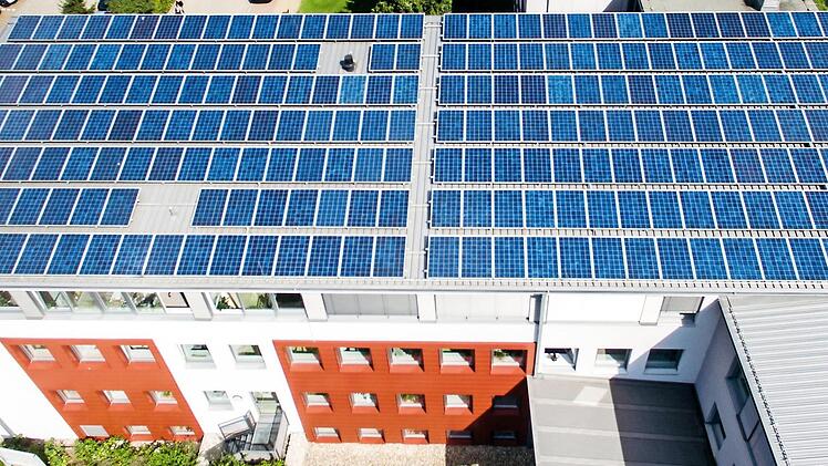 Photovoltaik auf dem Hauptgebäude des Landratsamtes in Forchheim  Foto: PR