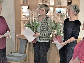 Klara Otto (l.) ehrt verdiente Mitglieder des OGV. Foto: p