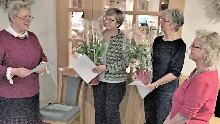 Klara Otto (l.) ehrt verdiente Mitglieder des OGV. Foto: p