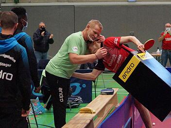 Zwei, die sich über den Sieg und übereinander freuen: Kilian Ort (rechts) und Peter Hofmann nach dem 3:1-Erfolg des TSV Bad Königshofen am vergangenen Sonntag gegen den DTTB-Pokalsieger ASV Grünwettersbach. Foto: Rudi Dümpert