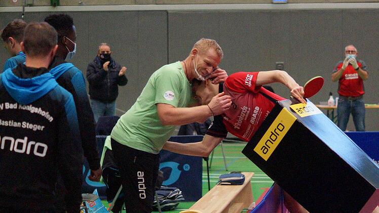 Zwei, die sich über den Sieg und übereinander freuen: Kilian Ort (rechts) und Peter Hofmann nach dem 3:1-Erfolg des TSV Bad Königshofen am vergangenen Sonntag gegen den DTTB-Pokalsieger ASV Grünwettersbach. Foto: Rudi Dümpert