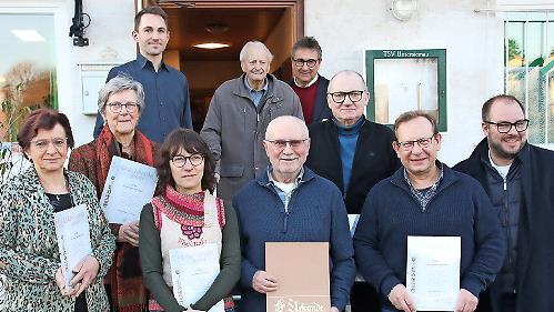 Zahlreiche Mitglieder wurden durch den Vorsitzenden Fabian Endert (oben links) und B&uuml;rgermeister Rolf Rosenbauer (oben rechts) sowie durch Landrat Sebastian Straubel (unten rechts) ausgezeichnet. Erich M&uuml;ller (hinten, Mitte) ist schon seit 70 Jahr...