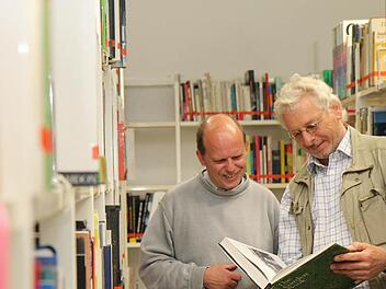 Dekan Joachim Driller (links) und Professor Dieter Sitzmann in der  neuen Bibliothek: Nun müssen die Studenten  in die Friedrich-Streib-Straße, wenn sie Literatur brauchen. Foto: Michael Gründel