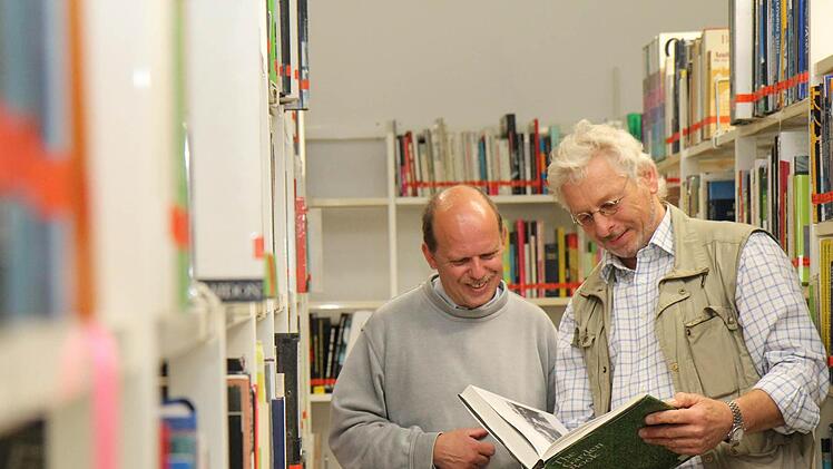 Dekan Joachim Driller (links) und Professor Dieter Sitzmann in der  neuen Bibliothek: Nun müssen die Studenten  in die Friedrich-Streib-Straße, wenn sie Literatur brauchen. Foto: Michael Gründel