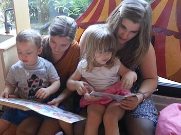 Die Kinder in der deutsch-französischen Kinderkrippe in Straßburg freuten sich, dass Melina Paul (rechts) und Julia Titus sich viel Zeit für sie nahmen. Foto: privat