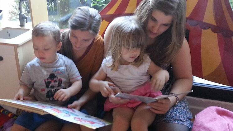 Die Kinder in der deutsch-französischen Kinderkrippe in Straßburg freuten sich, dass Melina Paul (rechts) und Julia Titus sich viel Zeit für sie nahmen. Foto: privat