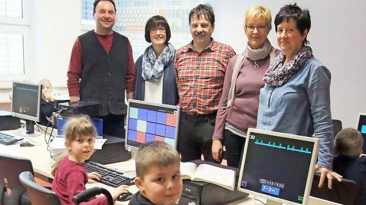 Dank der PC-Spende der VHS Kronach können die Nordhalbener Schüler Marie Wachter und Raphael Dehmel (vorne, von links) nun wieder am Computer lernen. Dafür nutzt die Erwachsenbildungseinrichtung Schulräume kostenlos. Bürgermeister Michael Pöhnlein, Schulleiterin Silke Wachter, VHS-Fachbereichsleiter Christian Franz, Außenstellenleiterin Daniela Wunder und Förderlehrerin Christine Lippert (hinten von links) freuen sich über den gemeinsamen Nutzen der Aktion. Foto: Norbert Neugebauer