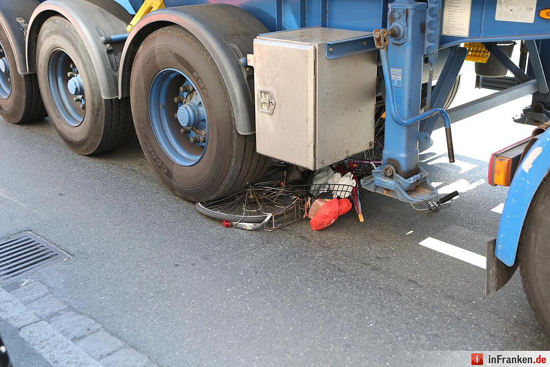 Radfahrer in Nürnberg von Lkw erfasst