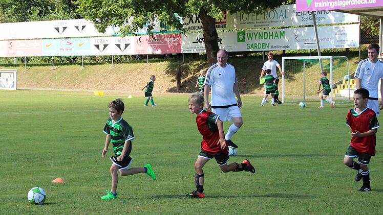 Fußballspielen unter den wachsamen Augen von Volker Pröpper (links) und Nick Weber.  Foto: Pia Schmitt