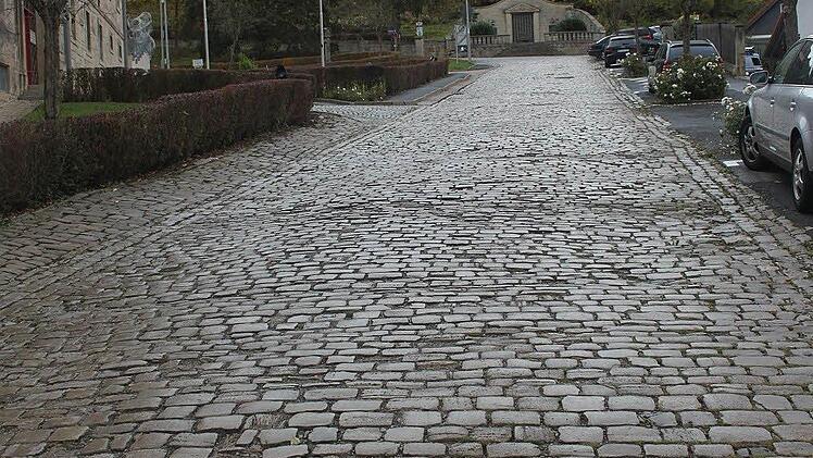 Die Kronacher Festungsstraße muss umfassend saniert werden. Würde die Straßenausbaubeitragssatzung die Straßenausbaubeitragssatzung angewendet, müssten vier private Hauseigentümer hohe Beiträge entrichten. Die Straße wird durchschnittlich täglich von 300 Fahrzeugen benutzt. Foto: Veronika Schadeck