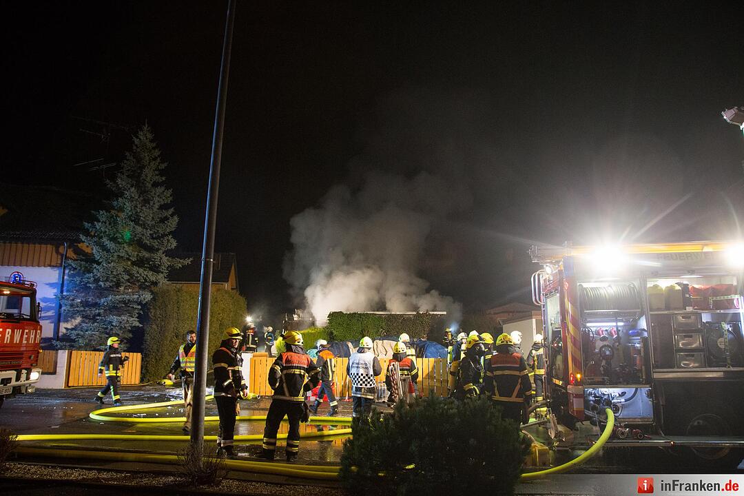 Garage mit angebautem Carport und Holzunterstand in Brand - Vier Fahrzeuge zum Teil schwer beschädigt